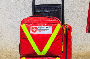 25 Mayıs 2022 Balti Moldova. Resimli editör geçmişi. Ambulans kurtarma çantası, ilk yardım çantası ve ilaçlar..