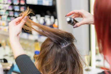 10 Aralık 2022 Balti Moldova. Saç şekillendirme süreci. Resimli editör arkaplanı