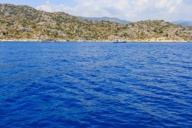 10 Ağustos 2022 Demre, Antalya ili, Türkiye. Akdeniz kıyısındaki yatlar. Metin için kopyalama alanı olan arkaplan