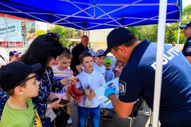 1 Haziran 2022 Balti Moldova. Resimli editör geçmişi. Polis okul çocuklarıyla güvenlik eğitimi yürütüyor.