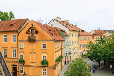24 Ağustos 2022 Prag, Çek Cumhuriyeti. Eski klasik Avrupa mimarisinin evleri. Metin için kopyalama alanı olan arkaplan.