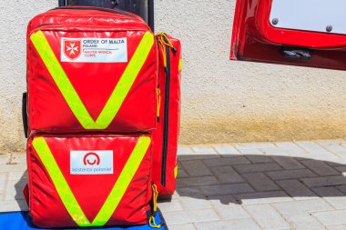 25 Mayıs 2022 Balti Moldova. Resimli editör geçmişi. Ambulans kurtarma çantası, ilk yardım çantası ve ilaçlar..