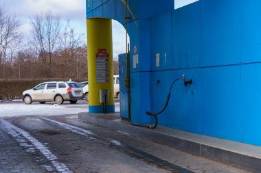 24 Ocak 2022 Balti Moldova. Metanla dolu bir benzin istasyonu. Haber başlığı arkaplanı