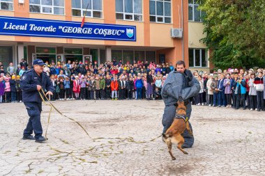 23 Eylül 2022 Balti Moldova. Resimli editör geçmişi. Güvenlik tatbikatı sırasında köpekli polis memurları..