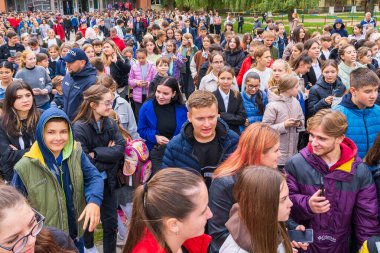 23 Eylül 2022 Balti Moldova. Resimli editör geçmişi. Okuldan ayrılan bir grup öğrenci.