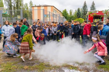 23 Eylül 2022 Balti Moldova. Resimli editör geçmişi. İtfaiyeciler çocuklara yangın söndürücüyü nasıl kullanacaklarını öğretir..