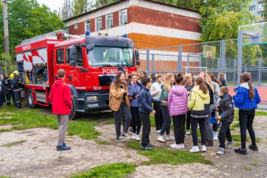 23 Eylül 2022 Balti Moldova. Resimli editör geçmişi. Sınıftaki öğrenciler itfaiyecilerle..