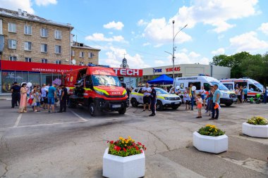 1 Haziran 2022 Balti Moldova. Resimli editör geçmişi. İtfaiyeciler çocuklara yangın musluğunu nasıl kullanacaklarını gösteriyor..