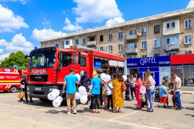1 Haziran 2022 Balti Moldova. Resimli editör geçmişi. Sınıftaki öğrenciler itfaiyecilerle..