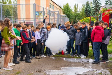 23 Eylül 2022 Balti Moldova. Resimli editör geçmişi. İtfaiyeciler çocuklara yangın söndürücüyü nasıl kullanacaklarını öğretir..