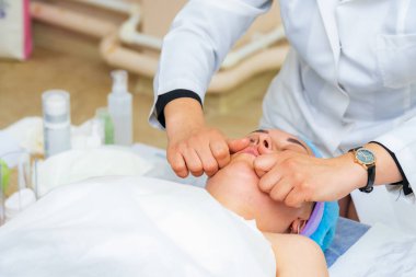 17 Mayıs 2022 Balti Moldova. Prosedürü güzellik uzmanı gerçekleştirir. İllüstrasyon başyazısı. Arkaplan