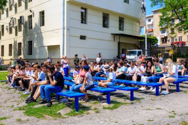 1 Haziran 2022 Balti Moldova. Resimli editör geçmişi. Okul çocukları sokak konserinde.