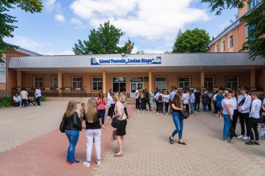 14 Haziran 2022 Balti Moldova. Öğrenciler sınavlardan sonra sonuçları bekliyorlar. Resimli editör arkaplanı