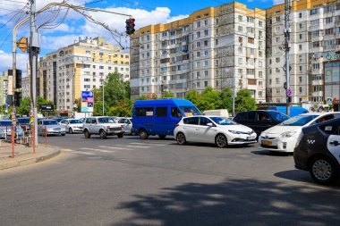 18 Temmuz 2022 Chisinau Moldova. Resimli editör kullanımı için. Büyük şehirlerde trafik sıkışıklığı bir sorundur..