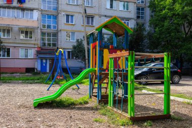 23 Eylül 2022 Beltsy, Moldova. İllüstrasyon başyazısı. Bahçedeki çocuk parkı..