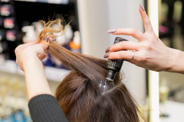 10 Aralık 2022 Balti Moldova. Saç şekillendirme süreci. Resimli editör arkaplanı