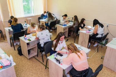 17 Mayıs 2022 Balti Moldova. Manikür yapma süreci. İllüstrasyon başyazısı. Arkaplan