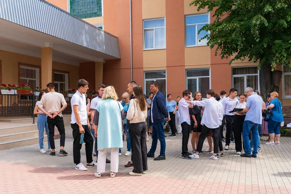 2022年6月14日 バルティ モルドバ 生徒たちは試験後に結果を待っている イラスト編集の背景 — ストック写真