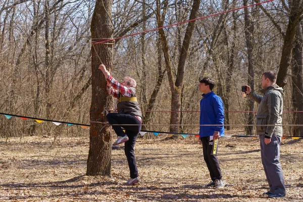 März 2022 Mindrestii Moldawien Amateurtouristen Trainieren Wald Außerhalb Der Stadt — Stockfoto