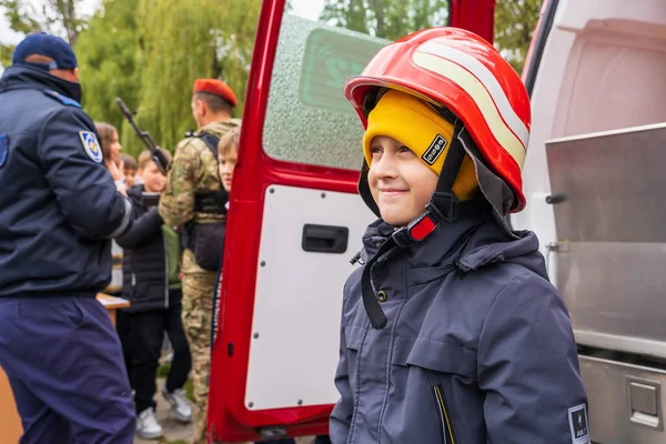Września 2022 Balti Mołdawia Ilustracyjne Tło Redakcyjne Uczeń Hełmie Strażaka — Zdjęcie stockowe