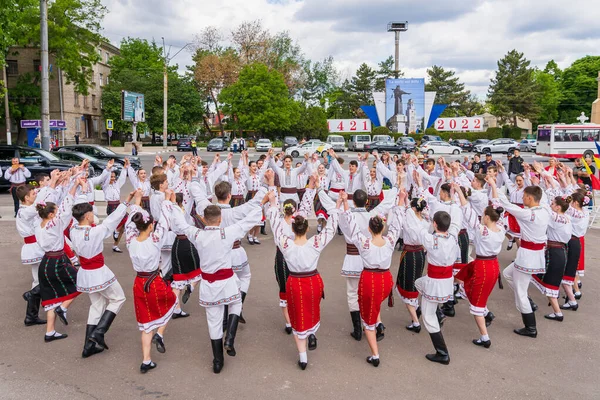 Május 2022 Beltsy Moldova Autentikus Népviseletű Emberek Város Utcáin Táncolnak — Stock Fotó