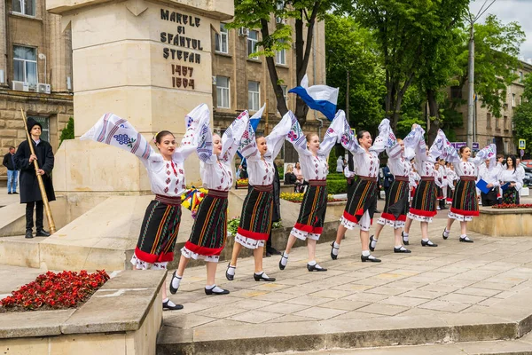 Május 2022 Beltsy Moldova Autentikus Népviseletű Emberek Város Utcáin Táncolnak — Stock Fotó
