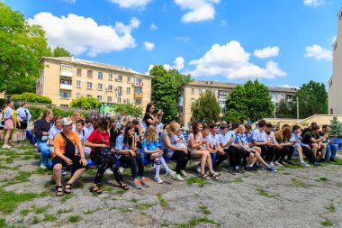 1 Haziran 2022 Balti Moldova. Resimli editör geçmişi. Okul çocukları sokak konserinde.