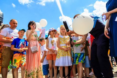 1 Haziran 2022 Balti Moldova. Resimli editör geçmişi. İtfaiyeciler çocuklara yangın musluğunu nasıl kullanacaklarını gösteriyor..