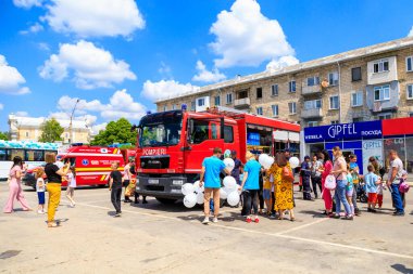 1 Haziran 2022 Balti Moldova. Resimli editör geçmişi. Sınıftaki öğrenciler itfaiyecilerle..