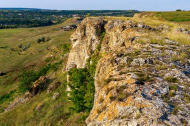 Doğu Avrupa 'nın vahşi kayalık ve dağlık doğası. Metin için kopya alanı olan peyzaj arkaplanı. Seçici odaklanma, uyumlu. Coban ya da Cobani köyü, Moldova 'ya hoş geldiniz..