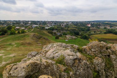 Doğu Avrupa 'nın vahşi kayalık ve dağlık doğası. Metin için kopya alanı olan peyzaj arkaplanı. Seçici odaklanma, uyumlu. Corjeuti köyü, Moldova 'ya hoşgeldiniz..