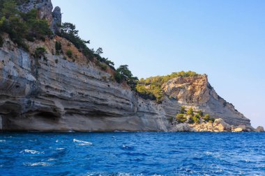 Denizden kayalık kıyı manzarası. Seçici odaklı arkaplan ve metin için alanı kopyala. Türkiye 'de Akdeniz. Popüler turistik yerler