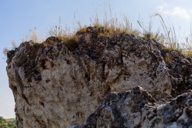 Doğu Avrupa 'nın vahşi kayalık ve dağlık doğası. Metin için kopya alanı olan peyzaj arkaplanı. Seçici odaklanma, uyumlu. Coban ya da Cobani köyü, Moldova 'ya hoş geldiniz..