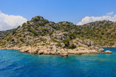 Denizden kayalık kıyı manzarası. Seçici odaklı arkaplan ve metin için alanı kopyala. Türkiye 'de Akdeniz. Popüler turistik yerler