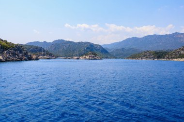 Denizden kayalık kıyı manzarası. Seçici odaklı arkaplan ve metin için alanı kopyala. Türkiye 'de Akdeniz. Popüler turistik yerler