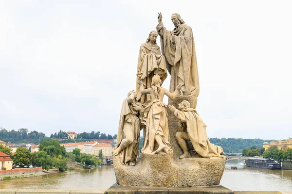 Antike Mittelalterliche Skulpturen Auf Der Karlsbrücke Hintergrund Mit Selektivem Fokus — Stockfoto