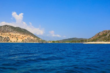 Denizden kayalık kıyı manzarası. Seçici odaklı arkaplan ve metin için alanı kopyala. Türkiye 'de Akdeniz. Popüler turistik yerler