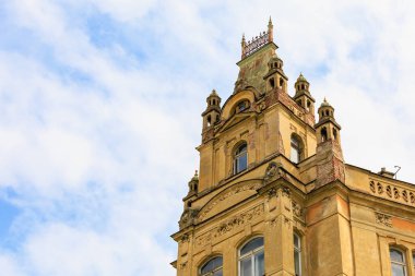 Eski sıcak turistik kentin klasik Avrupa mimarisi evinin köşesinde. Seçici odak ve kopyalama alanı olan arkaplan