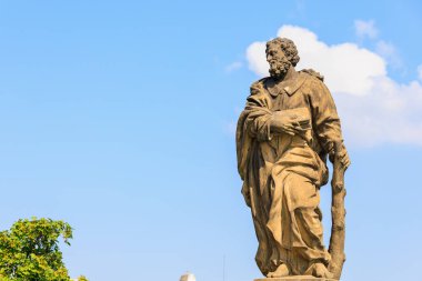 Charles Köprüsü 'ndeki antik ortaçağ heykelleri. Seçici odak ve kopyalama alanı olan arkaplan