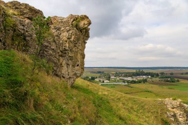 Doğu Avrupa 'nın vahşi kayalık ve dağlık doğası. Metin için kopya alanı olan peyzaj arkaplanı. Seçici odaklanma, uyumlu. Corjeuti köyü, Moldova 'ya hoşgeldiniz..