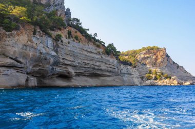 Denizden kayalık kıyı manzarası. Seçici odaklı arkaplan ve metin için alanı kopyala. Türkiye 'de Akdeniz. Popüler turistik yerler