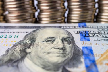 Bozuk paraların üzerinde dolar var. Seçici odaklı iş arkaplanı ve kopyalama alanı