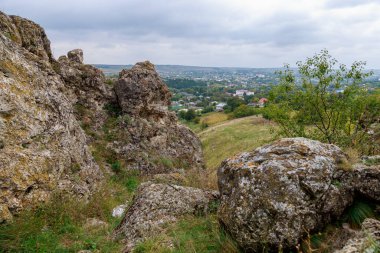 Doğu Avrupa 'nın vahşi kayalık ve dağlık doğası. Metin için kopya alanı olan peyzaj arkaplanı. Seçici odaklanma, uyumlu. Corjeuti köyü, Moldova 'ya hoşgeldiniz..