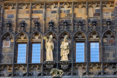 Charles Köprüsü 'ndeki antik ortaçağ heykelleri. Seçici odak ve kopyalama alanı olan arkaplan