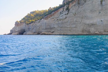 Denizden kayalık kıyı manzarası. Seçici odaklı arkaplan ve metin için alanı kopyala. Türkiye 'de Akdeniz. Popüler turistik yerler