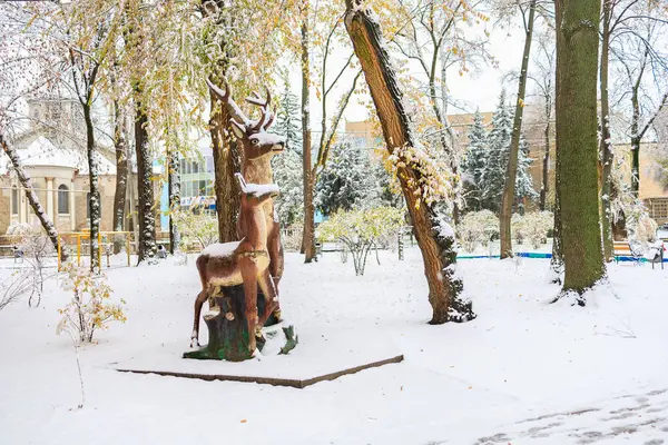 Nieve Escultura Ciervos Parque Fondo Invierno Con Enfoque Selectivo — Foto de Stock