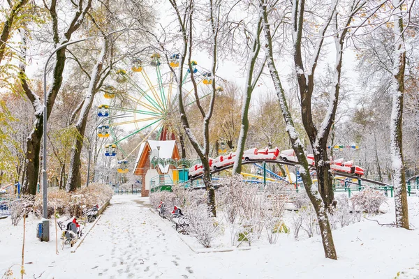 雪の中の公園 選択的な焦点を有する冬の背景 — ストック写真