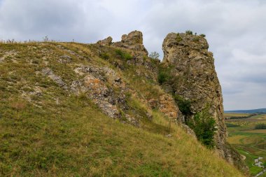 Doğu Avrupa 'nın vahşi kayalık ve dağlık doğası. Metin için kopya alanı olan peyzaj arkaplanı. Seçici odaklanma, uyumlu. Corjeuti köyü, Moldova 'ya hoşgeldiniz..
