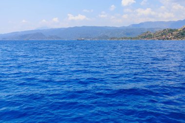 Denizden kayalık kıyı manzarası. Seçici odaklı arkaplan ve metin için alanı kopyala. Türkiye 'de Akdeniz. Popüler turistik yerler
