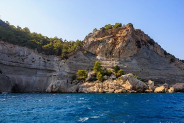 Denizden kayalık kıyı manzarası. Seçici odaklı arkaplan ve metin için alanı kopyala. Türkiye 'de Akdeniz. Popüler turistik yerler